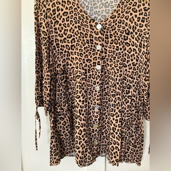 Entro Medium button down blouse leopard print mother of pearl 3/4 sleeves - Picture 5 of 10